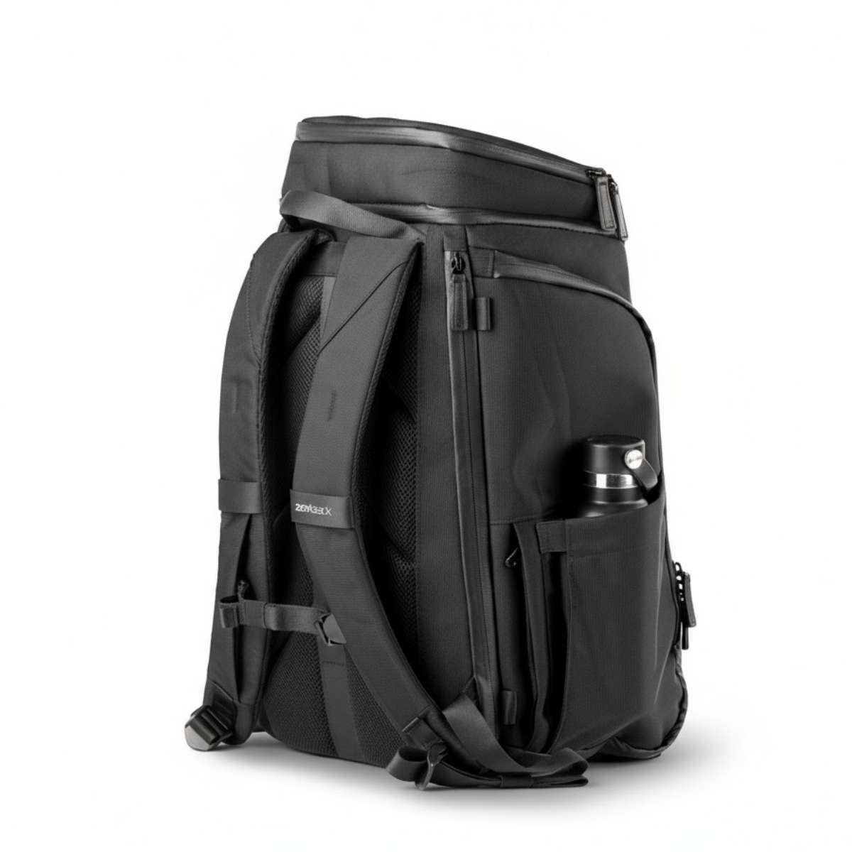 Musta reppu sivulta, kaikki lokerot kiinni ja juomapullo sivutaskussa.