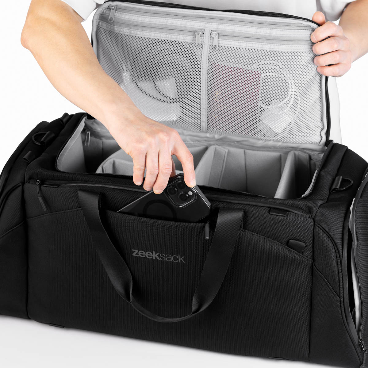Zeeksack Duffelbagin ulkotasku tarjoaa nopean pääsyn puhelimeen ja pieniin tärkeisiin tavaroihin.