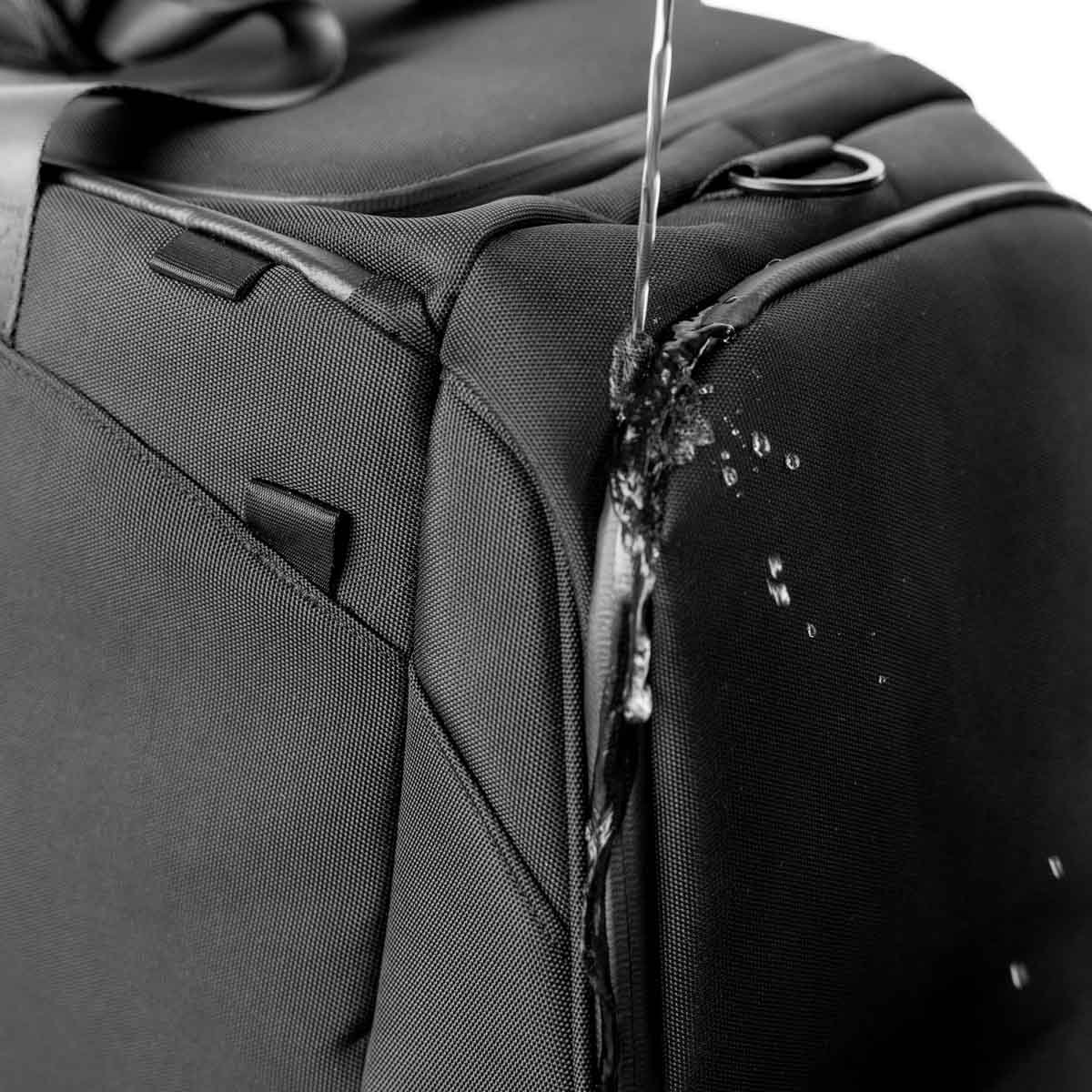 Zeeksack Duffelbag kestää vettä – vettähylkivä materiaali suojaa sisältöä kaikissa olosuhteissa.