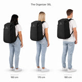 The Organizer 30L – kokovertailu 160, 170 ja 180 cm pitkien henkilöiden selässä.