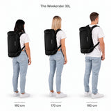 The Weekender 30L – kokovertailu 160, 170 ja 180 cm pitkien henkilöiden selässä.
