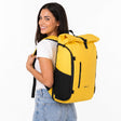 Zeeksack The Rolltop 25L (keltainen) – naisen selässä.