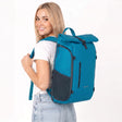 Zeeksack The Rolltop 25L (petrolinsininen) – naisen selässä.