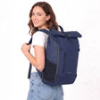 Zeeksack The Rolltop 25L (tummansininen) – naisen selässä.