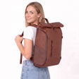 Zeeksack The Rolltop 25L (ruskea) – naisen selässä.