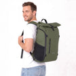 Zeeksack The Rolltop 25L (vihreä) – miehen selässä.