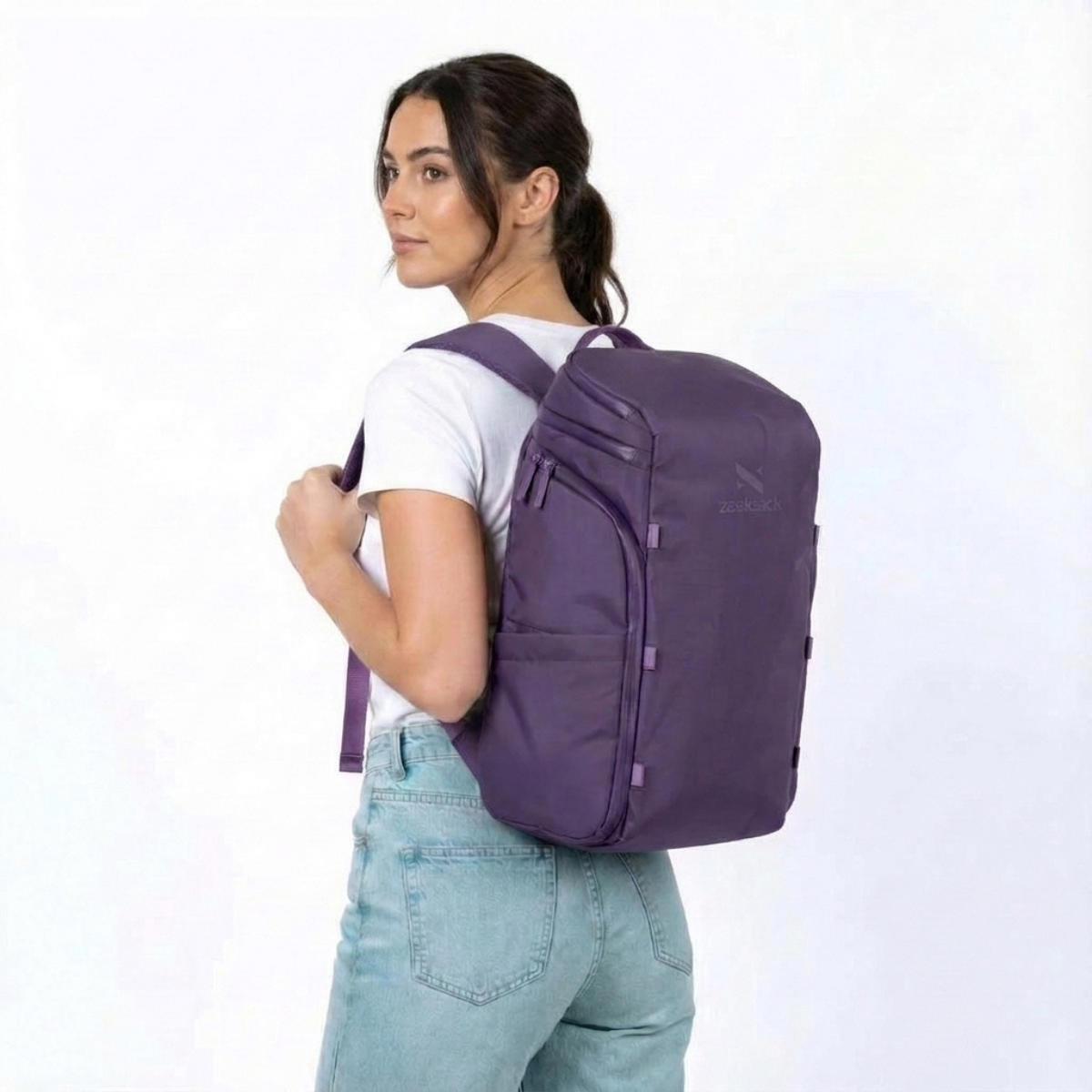 Zeeksack The Organizer 20L (violetti) – naisen selässä.