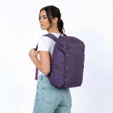 Zeeksack The Organizer 20L (violetti) – naisen selässä.