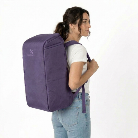Zeeksack The Organizer 40L (violetti) – naisen selässä.