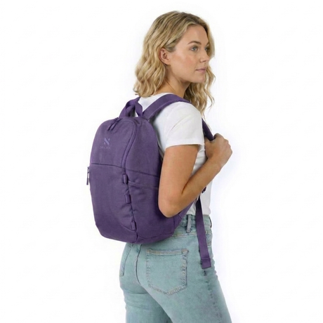 Zeeksack The Underseat 15L (violetti) – naisen selässä.