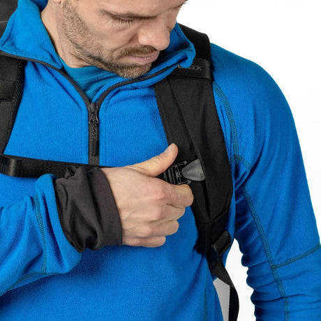 Mies säätää Zeeksack-repun rintaremmin solkea – mukava ja turvallinen istuvuus.
