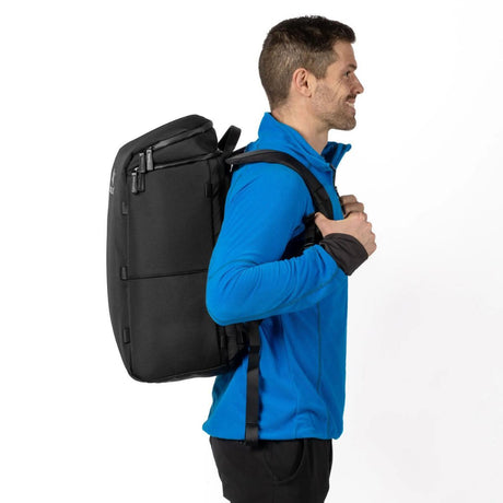 Mies seisoo sivuprofiilissa ja kantaa Zeeksack-reppua olalla.