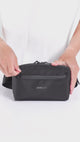 Zeeksack Crossbody Organizer – tuotevideo, jossa esitellään laukku ja sen ominaisuudet.