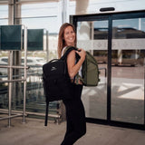 Zeeksack - Nainen, jolla on kaksi The Underseat 15L -reppua, musta ja Ranger Green.