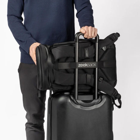 Zeeksack-reppu kiinnitetty matkalaukun vetokahvaan – täydellinen matkakumppani.