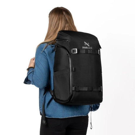 Nainen kantaa mustaa Zeeksack-reppua selässään – tyylikäs valinta arkeen ja matkalle.