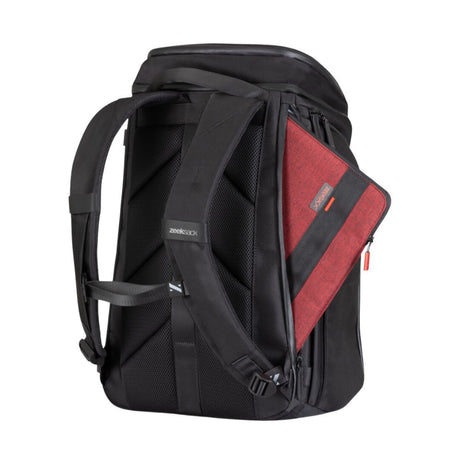 Zeeksack-reppu avoimena, erillinen kannettavan tietokoneen tasku näkyvissä ja läppäri osittain ulkona.