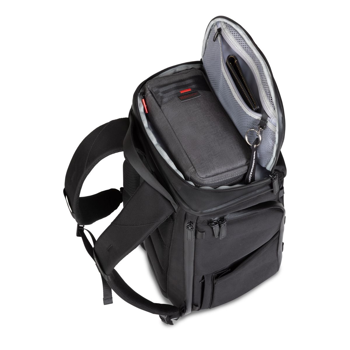 Zeeksack-repun ylin tasku auki, sisällä pientarvikkeita ja vetoketjullinen lokero.