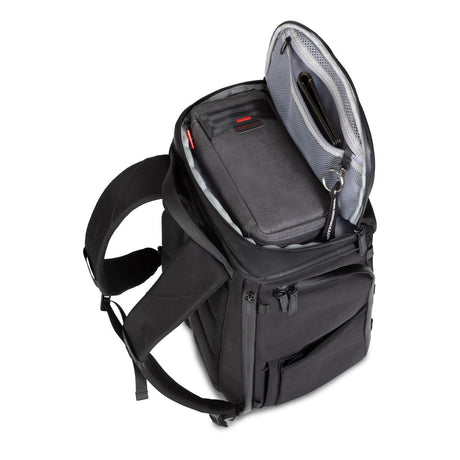 Zeeksack-repun ylin tasku auki, sisällä pientarvikkeita ja vetoketjullinen lokero.